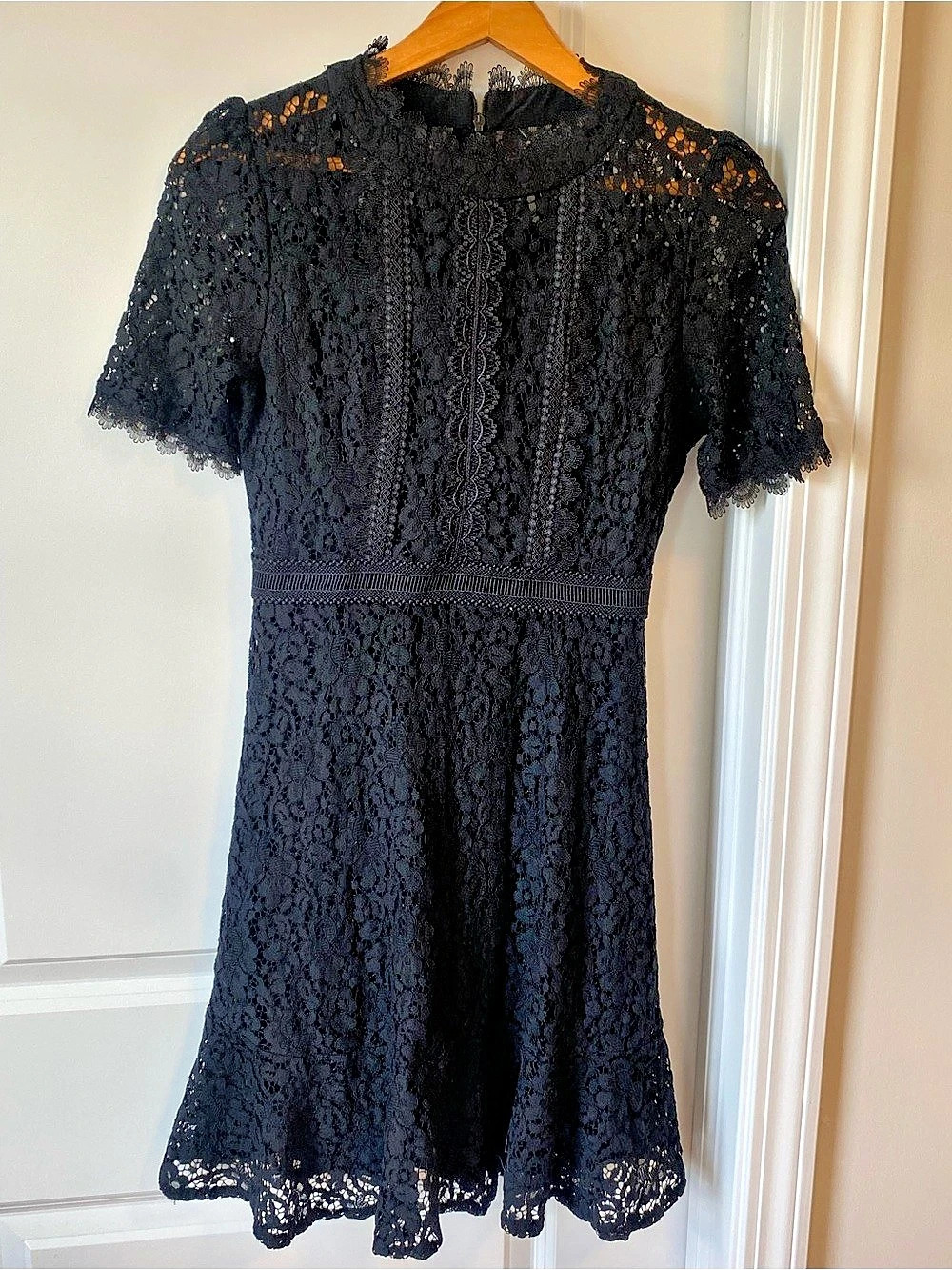 Boohoo Floral Lace Lined  Mini Dress Size Small Like New